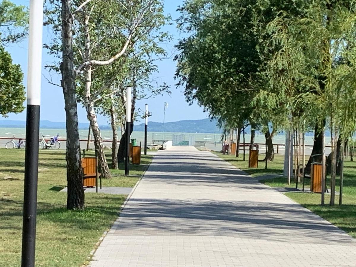 Laszlo Nyaralohaz Balatonfenyves Luaran gambar