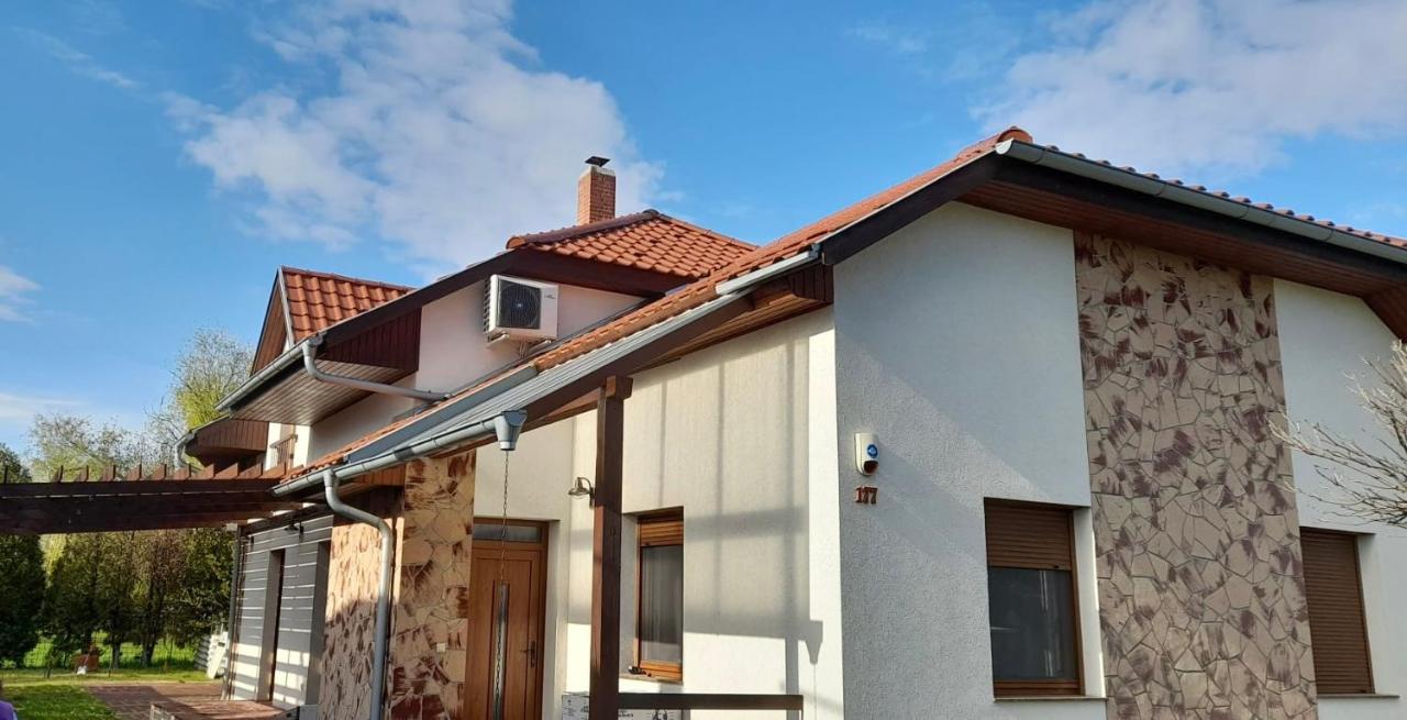 Laszlo Nyaralohaz Balatonfenyves Luaran gambar