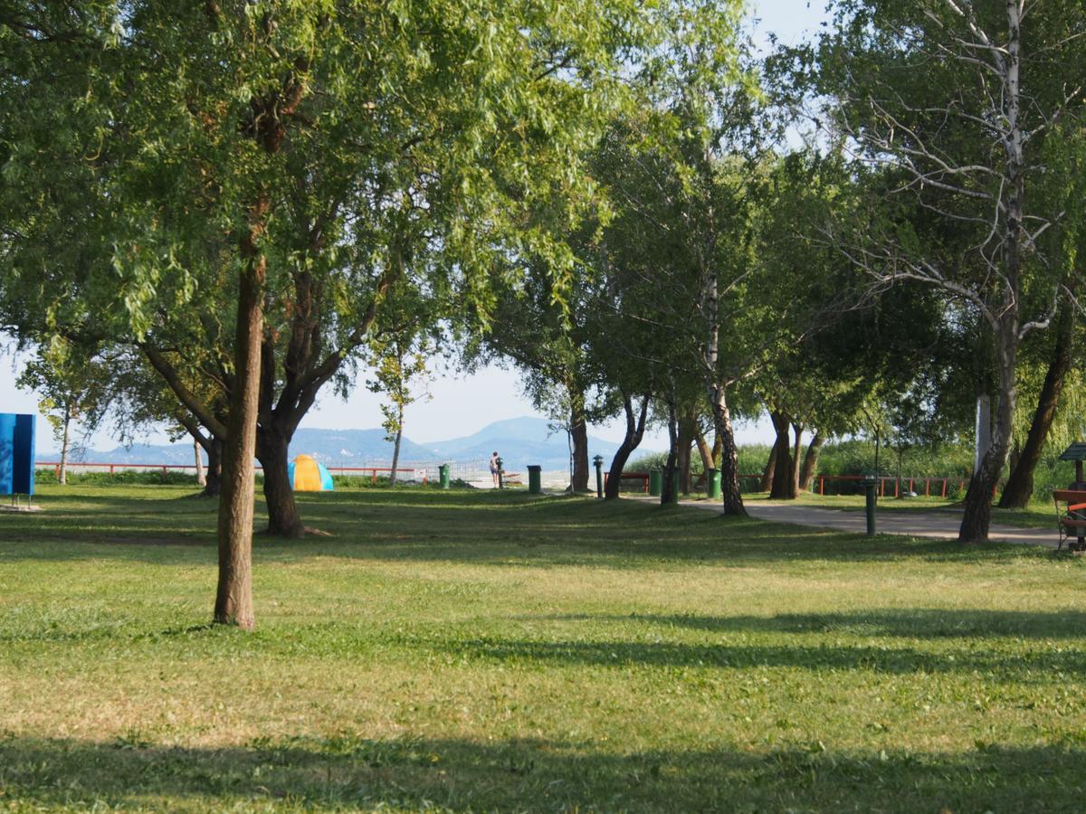 Laszlo Nyaralohaz Balatonfenyves Luaran gambar