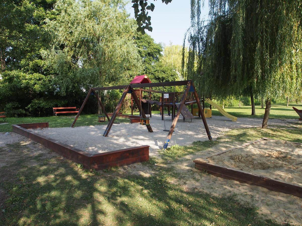 Laszlo Nyaralohaz Balatonfenyves Luaran gambar